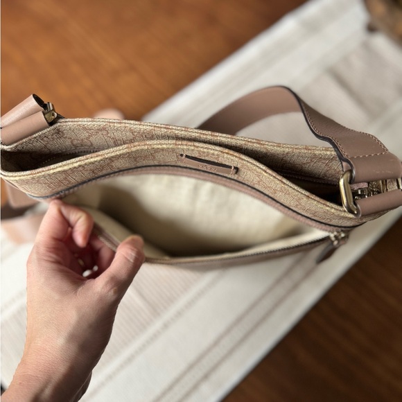 Gucci supreme monogram crossbody bag - Picture 4 of 11